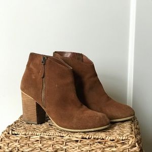 ECOTÉ URBAN OUTFITTERS Cognac Booties